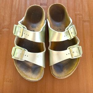 Birkenstock | Girls metallic birkoflor Arizona sandals ⭐️